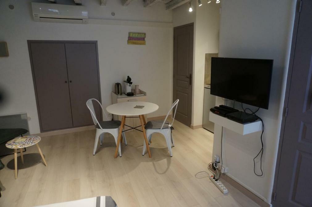 Studio typique et cosy climatise. Arles Esterno foto